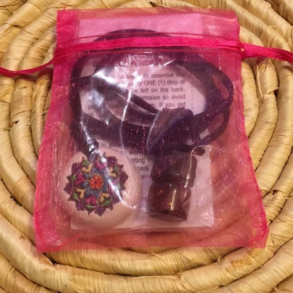 Hand made Mandala pendant with essential oil - Picture 5 of 5